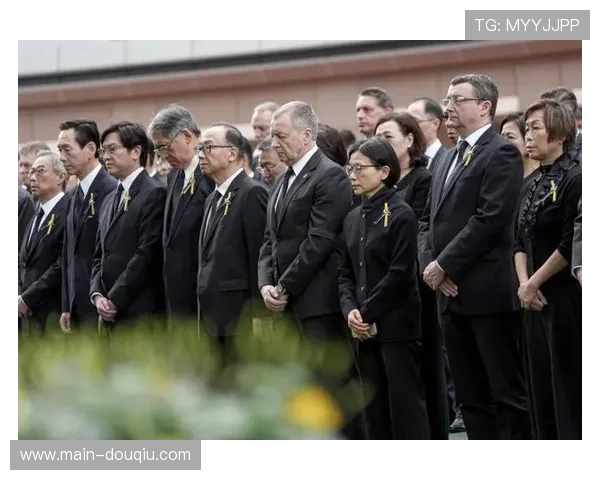 赛前默哀仪式举行,纪念俱乐部传奇人物 赛前默哀仪式举行,纪念俱乐部传奇人物